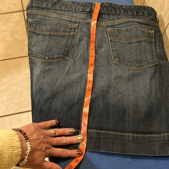 Gap denim skirt with 2 front & 2 back pockets. - Picture 3 of 9